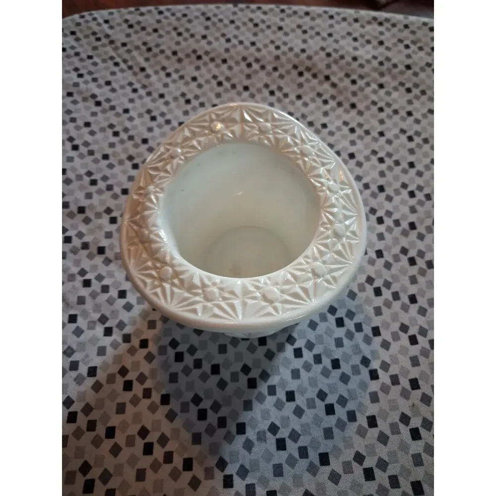 Fenton Glass Top Hat in the milk glass Daisy & Button pattern